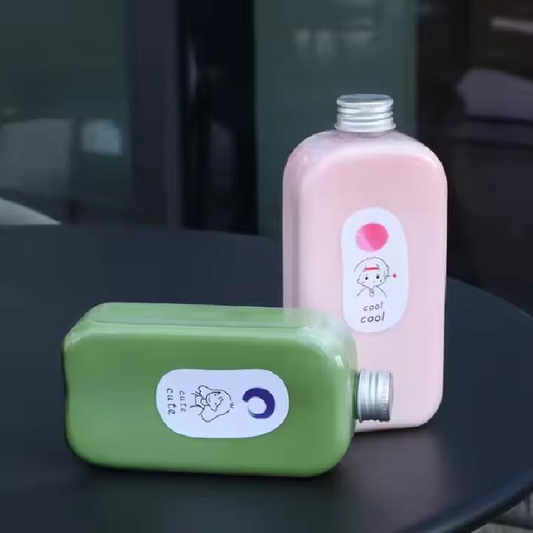 ขวดพลาสติกทรงสี่เหลี่ยมแบน แบบมีโลโก้เด็กน่ารักและข้อความสำหรับชานมและน้ำผลไม้ 