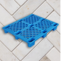 พาเลทพลาสติก พาเลทพลาสติกสีฟ้า วางซ้อนกันได้ ทนต่อรอยขีดข่วน รองรับน้ำหนักได้ดี 